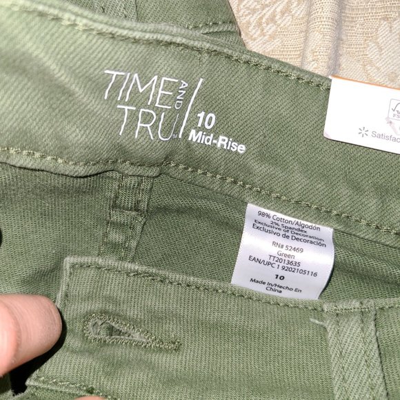 TIME and TRU Women's Mid Rise Capri Pants - green - Picture 4 of 8